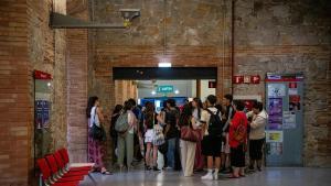 Alumnado antes de entrar en un examen en la selectividad, esta semana en Barcelona.