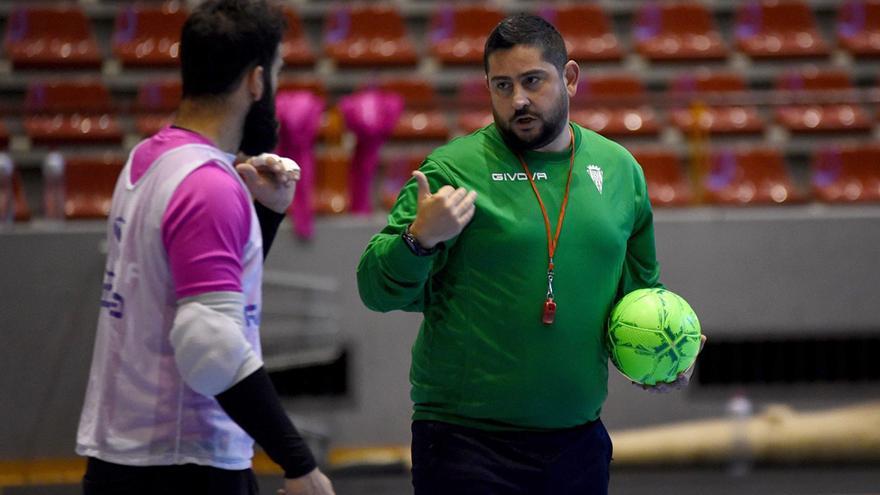 Josan González, entrenador del Córdoba Futsal, habla con Alfonso Prieto en un entrenamiento en Vista Alegre.