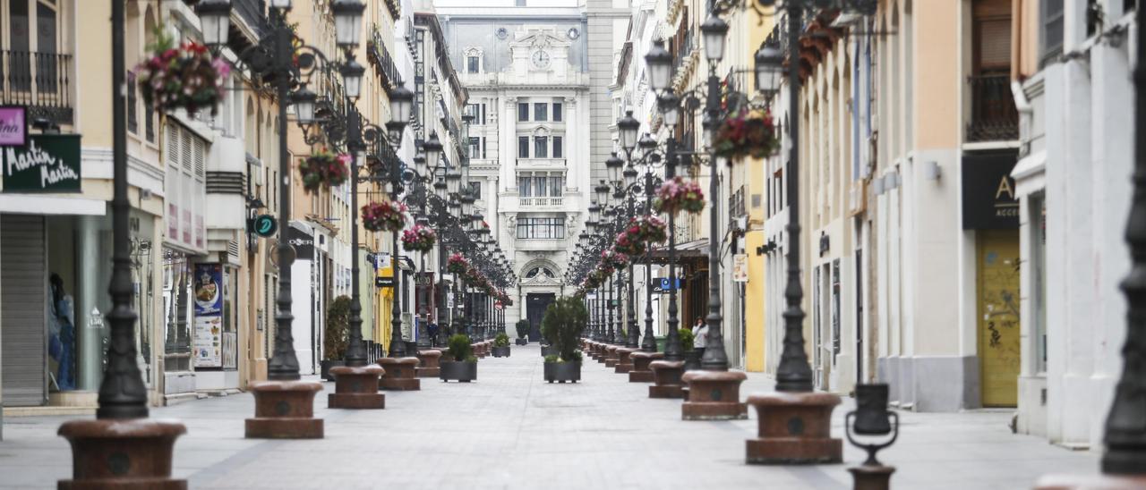 La comercial calle Alfonso de Zaragoza, desierta, en las primeras semanas de confinamiento, a comienzos de abril de 2020.