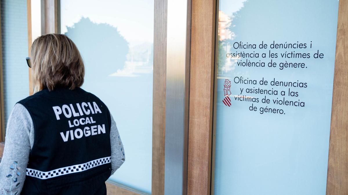 Una agente del equipo de violencia de género de la Policía Local, junto a la oficina de denuncias de la Ciudad de la Justicia.