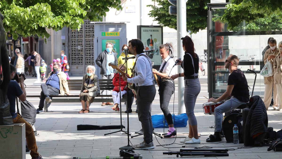 Un grupo de música toca en la calle, en el paseo de Independencia de Zaragoza.