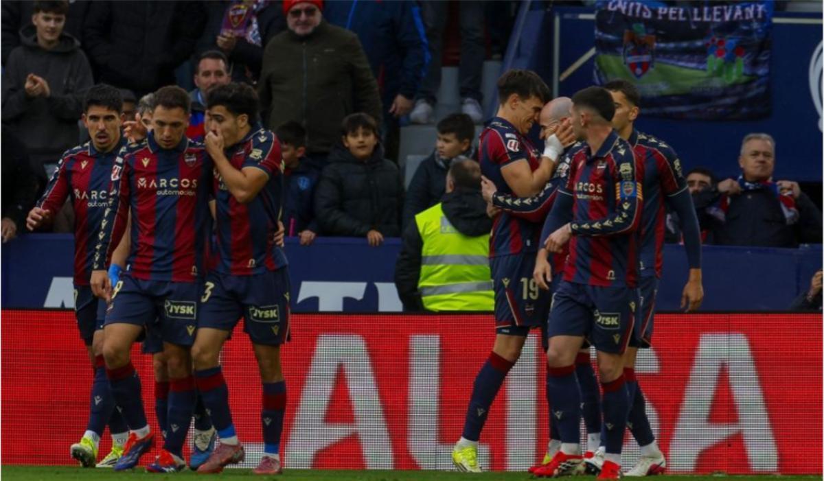 Los jugadores del Levante UD celebrando el gol de Carlos Espí ante el Girona