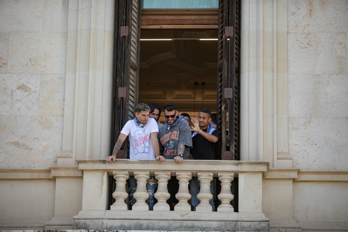 Hugo Duro, Herrerín y Lino, en el balcón del Ayuntamiento para disfrutar de la mascletà