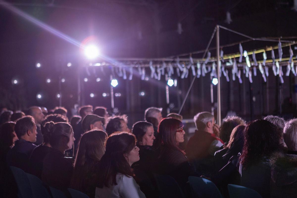Público en la "Mascletà Poètica" inaugural de la Muestra