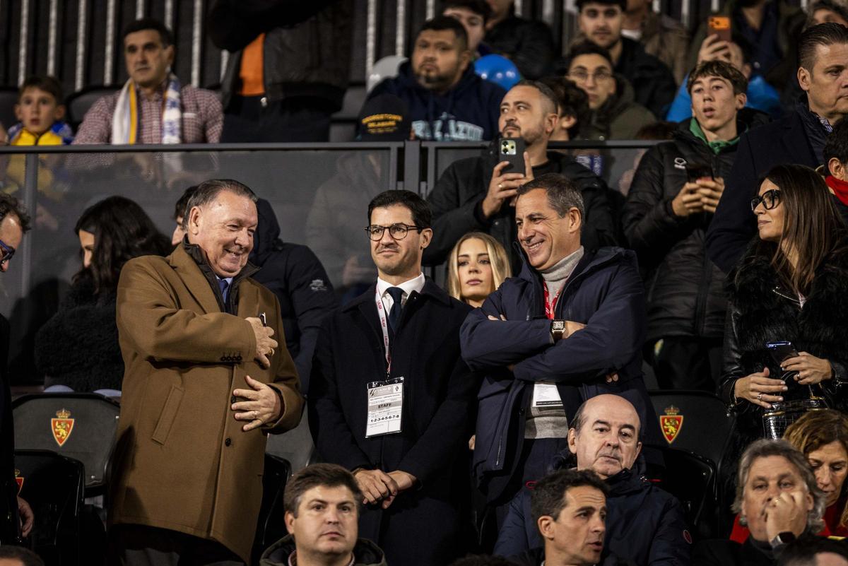 López y Aguilar, junto al presidente del Huesca, Agustín Lasaosa (a la izquierda), en el palco del Ibercaja Estadio.