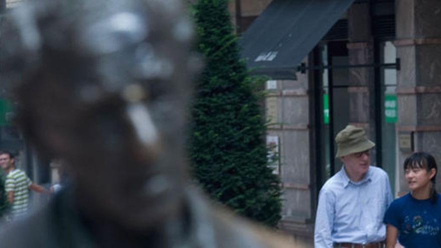 Woody Allen con su hija de paseo por Oviedo.