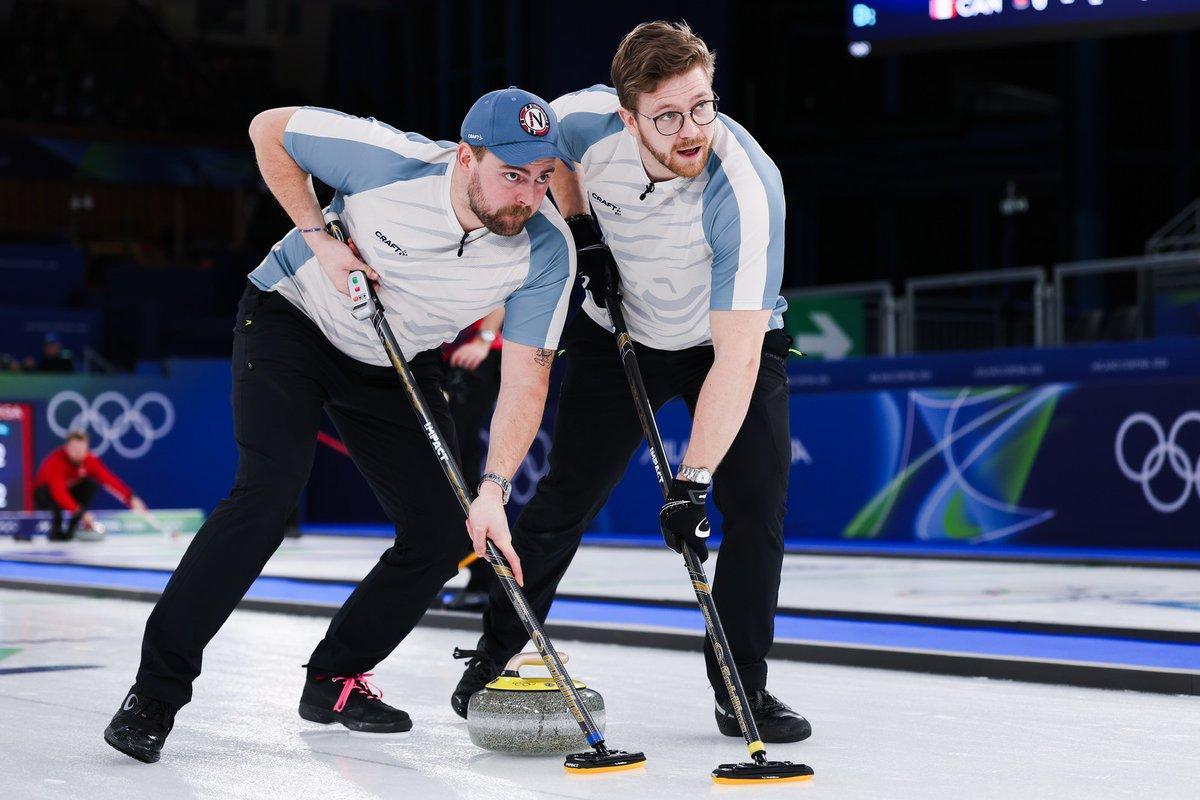 Los jugadores noruegos barren el hielo durante la competición olímpica de curling.