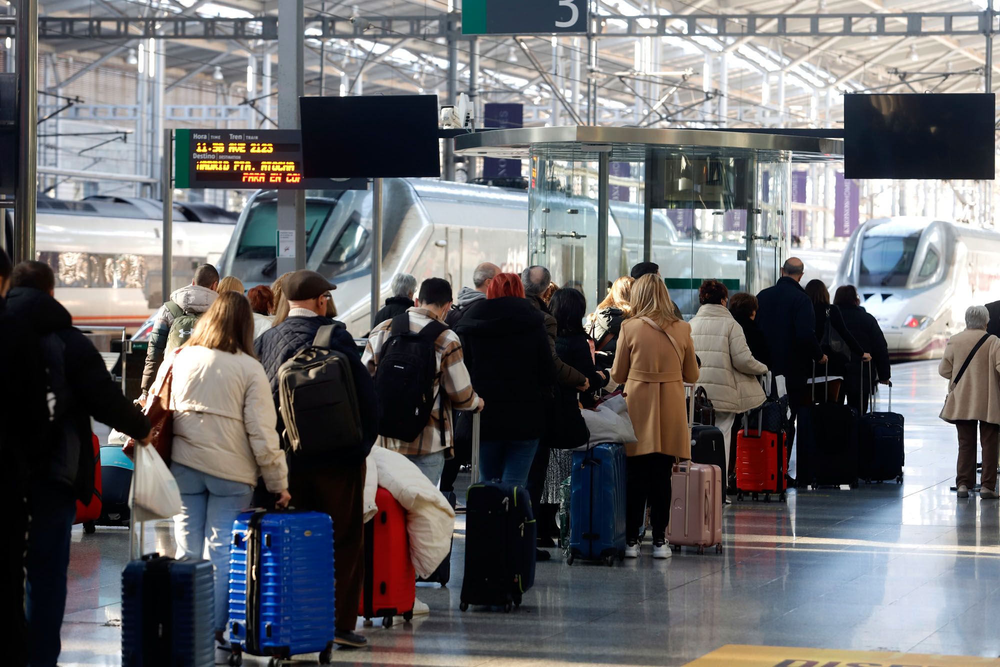 Viajeros del AVE en la estación Málaga María Zambrano, el 23 de diciembre.