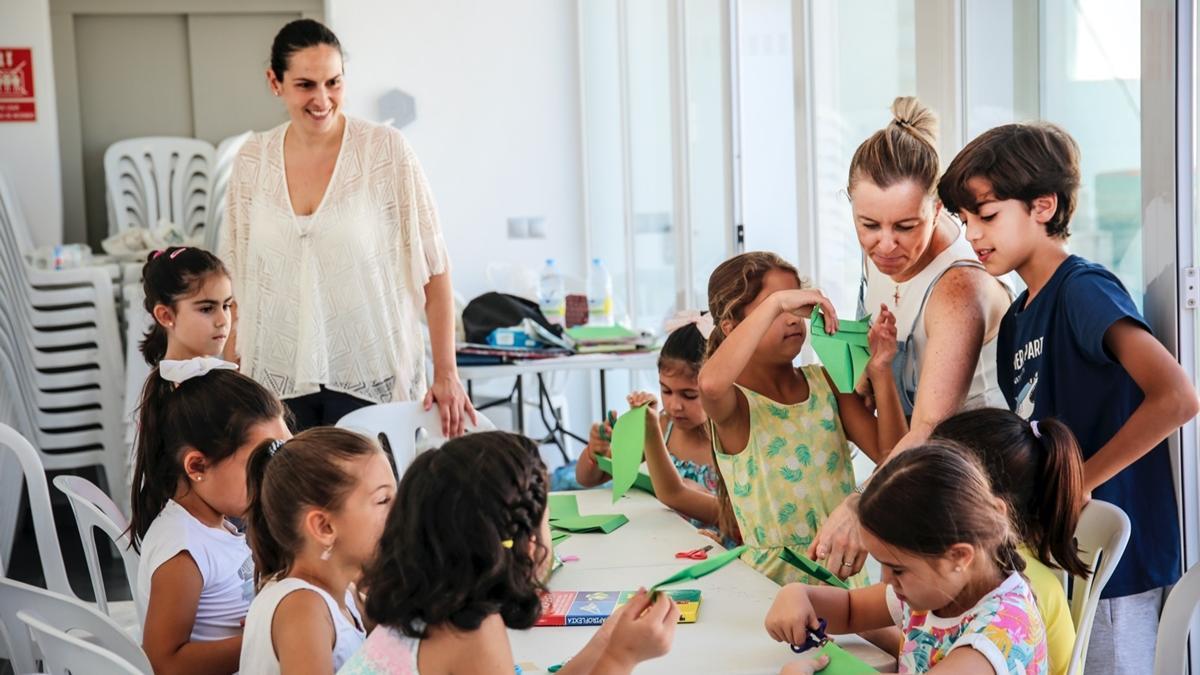 Los niños y niñas disfrutan de las actividades de la ludoteca municipal de El Carpio