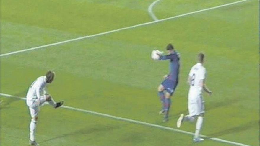 El VAR evita el batacazo del Real Madrid ante un Levante superior