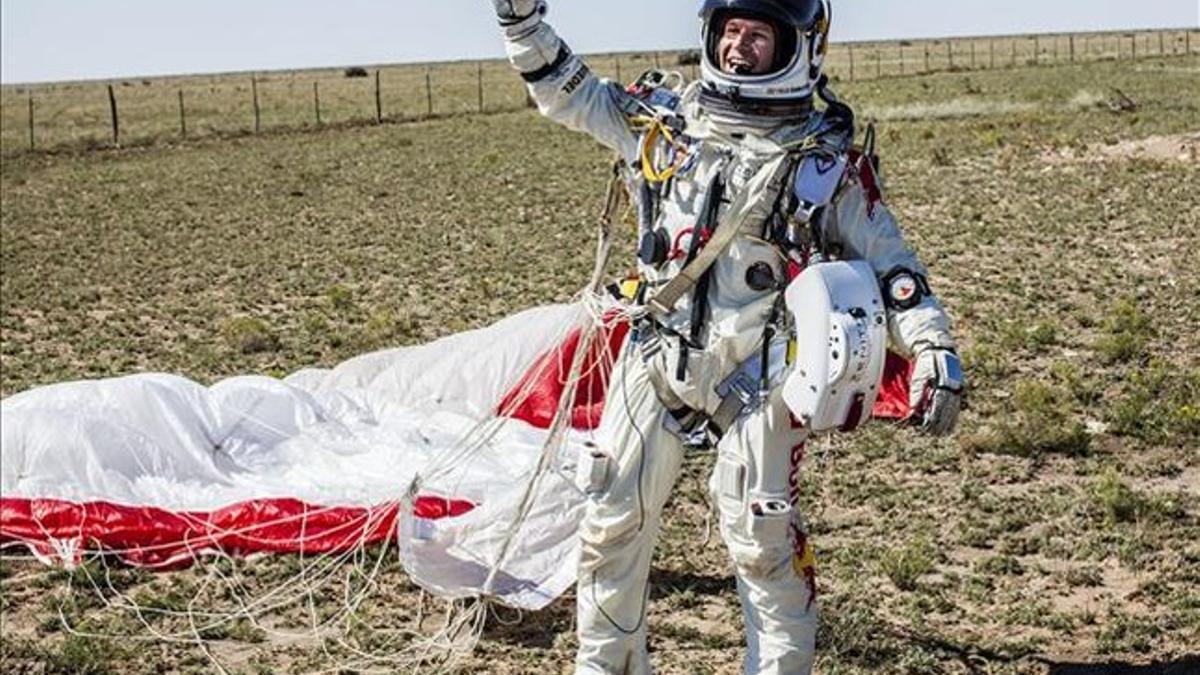 Baumgartner saluda eufórico tras finalizar su gesta aeronáutica