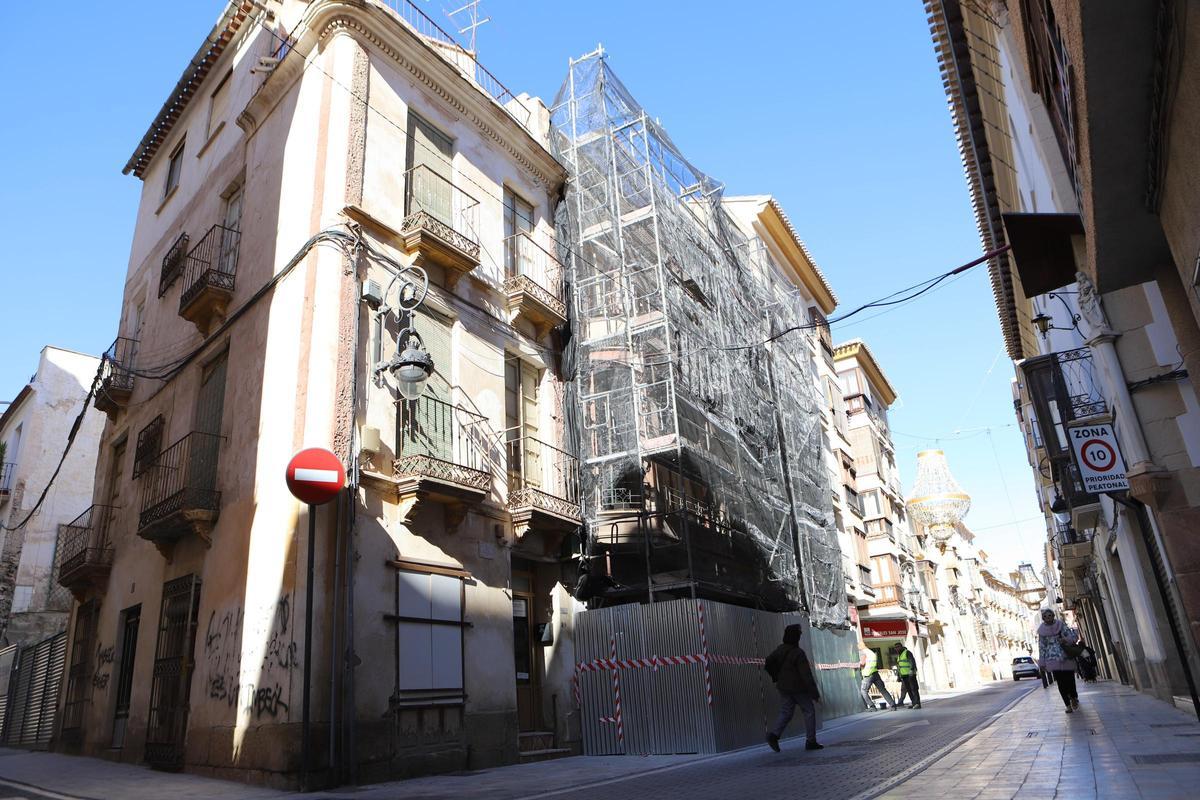 Fachada del futuro museo, ya cubierta de andamios.