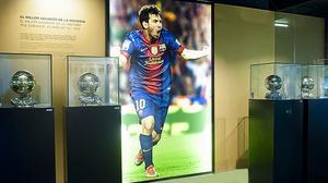 Nombrosos aficionats recorren la instal·lació dedicada al davanter blaugrana el dia de la seva inauguració.