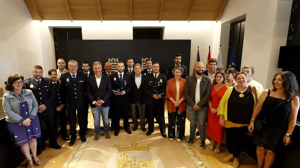Medalla para los agentes que evitaron que una persona saltase del puente de A Barca
