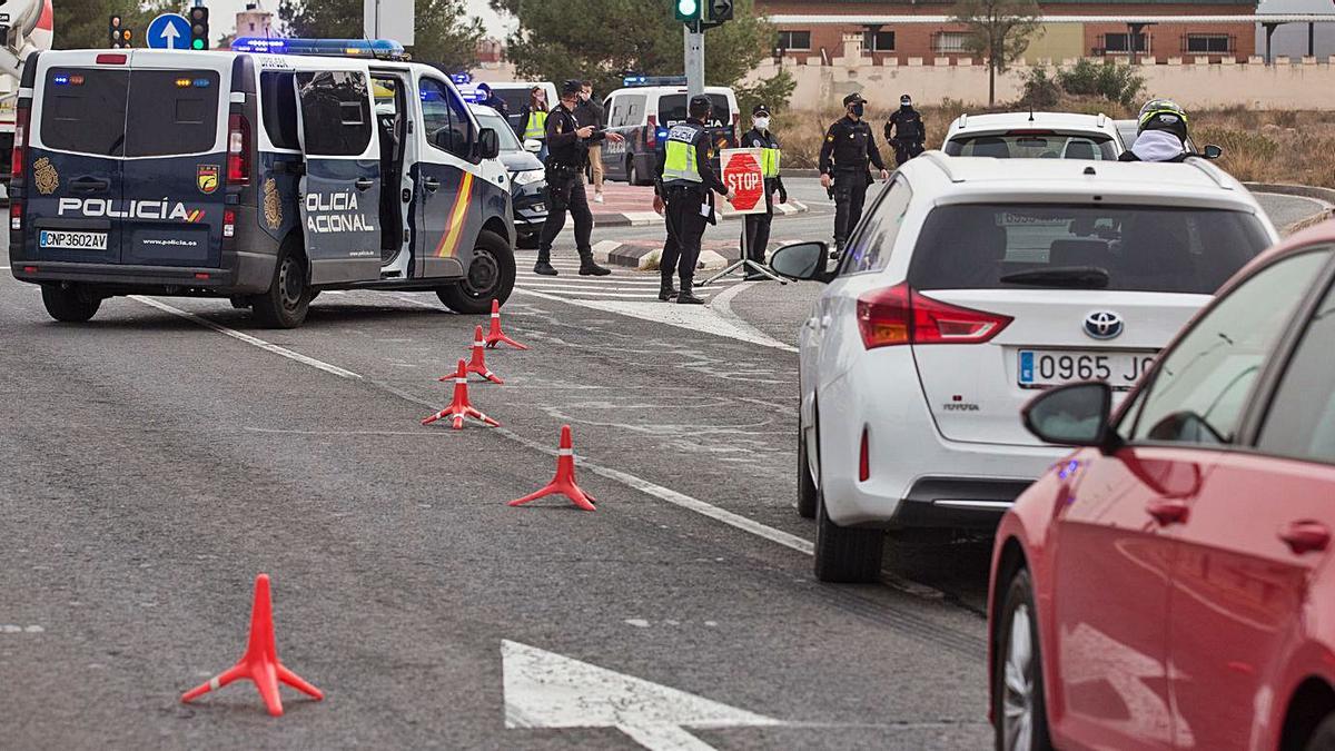 Control de tráfico por el cierre perimetral de Alicante. | ALEX DOMÍNGUEZ