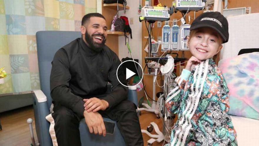 El rapero Drake visita por sorpresa a una niña hospitalizada