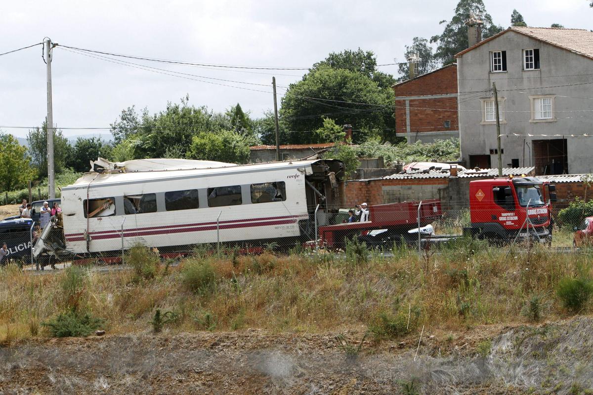 Labores de retirada de uno de los vagones del tren Alvia procedente de Madrid que descarriló a la altura de Santiago de Compostela.