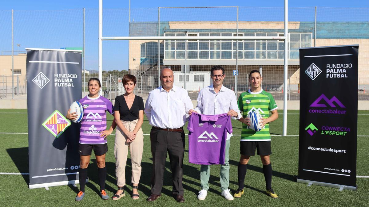 Maria Mayans, Ricardo Hernández y Joan Miquel Durán posan con jugadores del Shamrock.