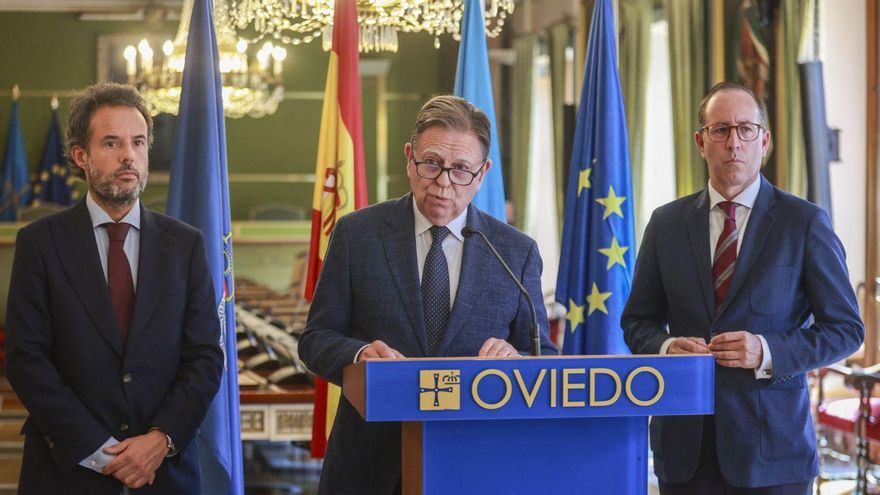 Por la izquierda, Nacho Cuesta, Alfredo Canteli y Mario Arias, ayer, en el salón de plenos del Ayuntamiento de Oviedo. | Irma Collín