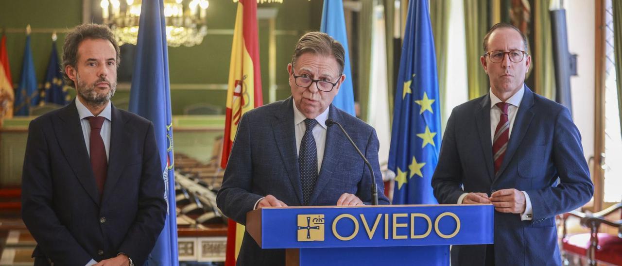 Por la izquierda, Nacho Cuesta, Alfredo Canteli y Mario Arias, ayer, en el salón de plenos del Ayuntamiento de Oviedo. | Irma Collín