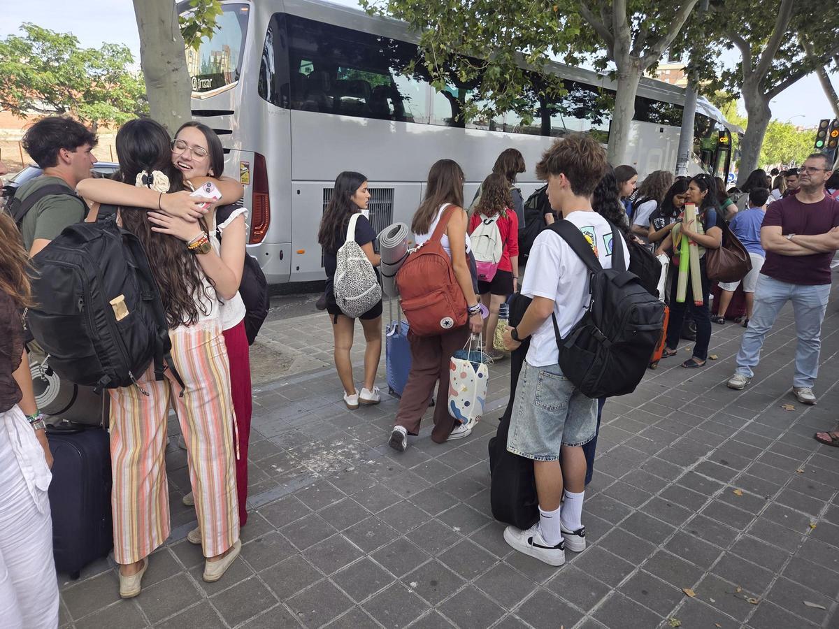 Los buses de Alicante partieron llenos de jóvenes, que esperan vivir la vigilia de este sábado en Plaza de Lima