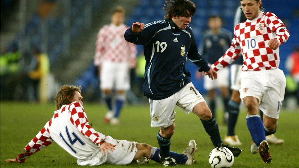 Leo Messi conduce el balón ante Kovac (10) y Luka Modric en el amistoso Croacia-Argentina del 1 de marzo de 2006