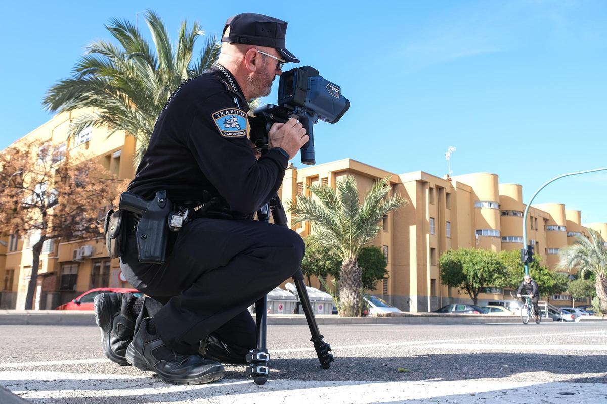 El radar adquirido por la Policía Local de Elche tiene una guía láser que detecta el vehículo y la velocidad