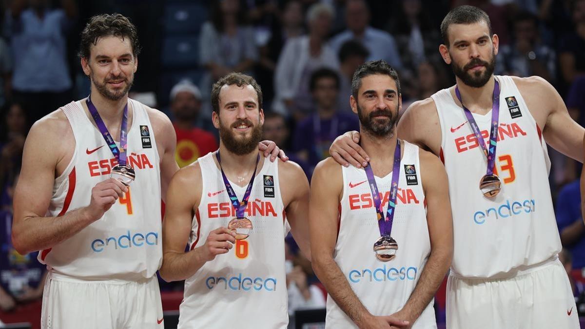 Los jugadores de la selección española, con la medalla de bronce en el Eurobasket