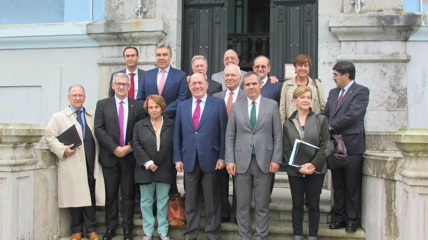 Los miembros del patronato de la Fundación Archivo de Indianos tras la reunión, ayer.