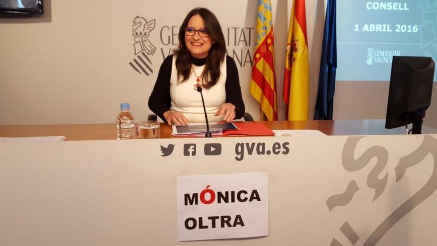 Mónica Oltra con el cartel del acento cerrado.