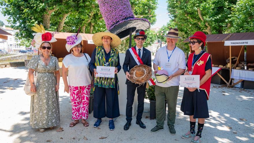 Una variante de los sancosmeiros gana el premio de sombrerería en el polémico Asnot de Padrón