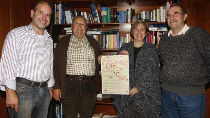 María Antonia Martín con los dirigentes vecinales de los Montes y el cartel del I Certamen de Maragatas.