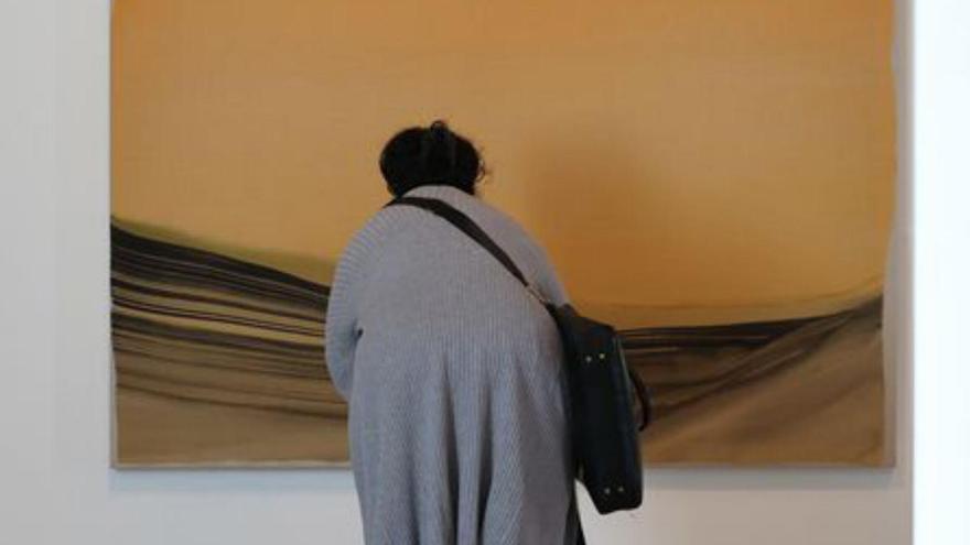 Una visitante en el MACE. | MARCELO SASTRE