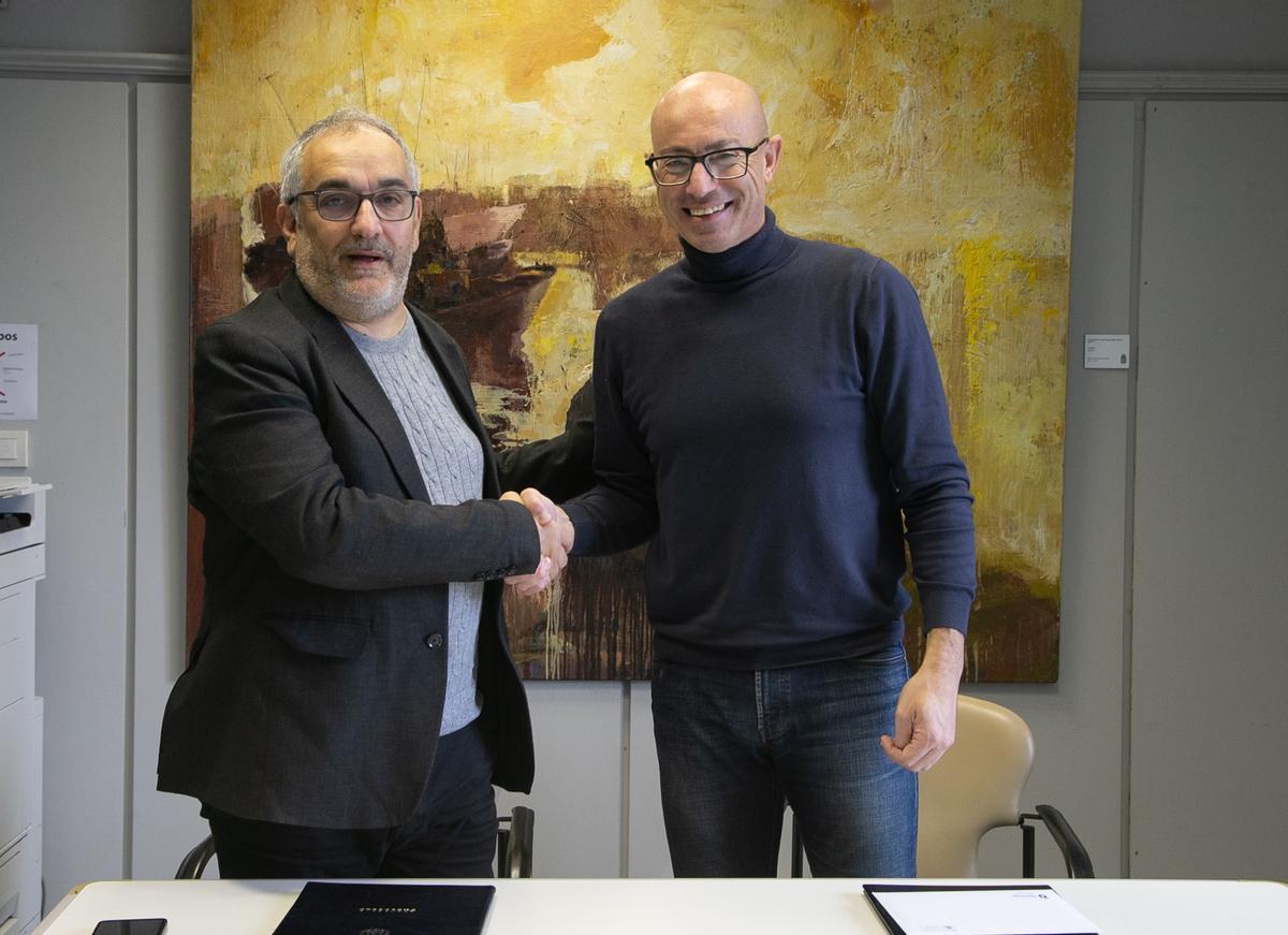 Xosé L. Penas e José Muíño asinaron o convenio para a xestión do Dolmen de Dombate.