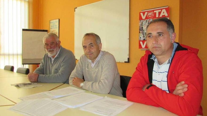 Juanjo Blanco, Nacho Vázquez y Cristian Batalla, ayer, en la sede de UGT de Llanes.