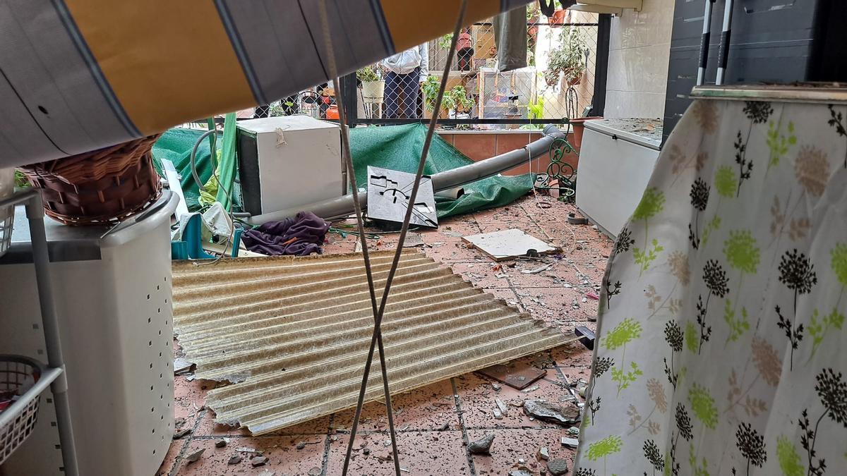El lavavajillas y parte del televisor de piso donde se registró la explosión en el patio interior de la vivienda de la primera planta.
