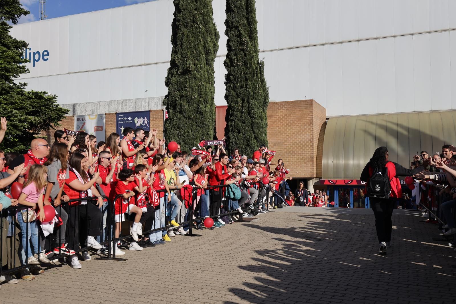 En imágenes | Así ha sido el recibimiento de las jugadoras del Casademont Zaragoza a su llegada al Príncipe Felipe