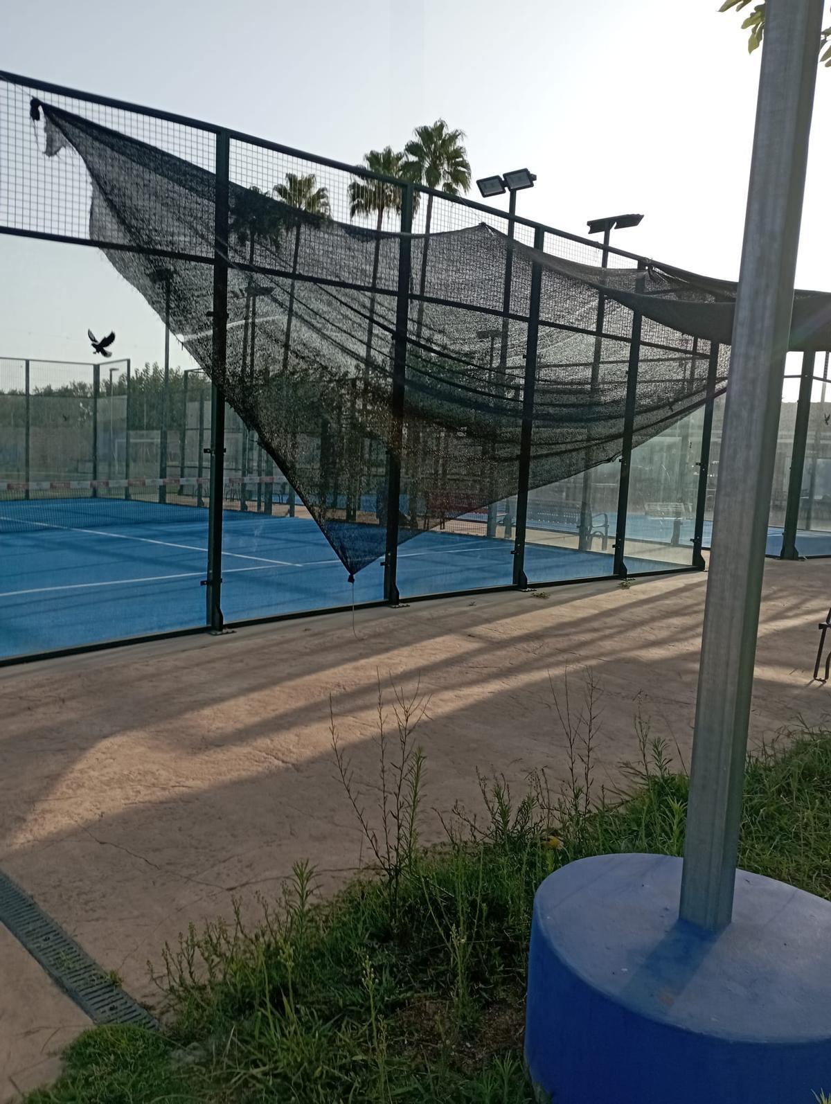 Los toldos de algunas pistas del polideportivo de Riola han resultado dañados por el temporal.