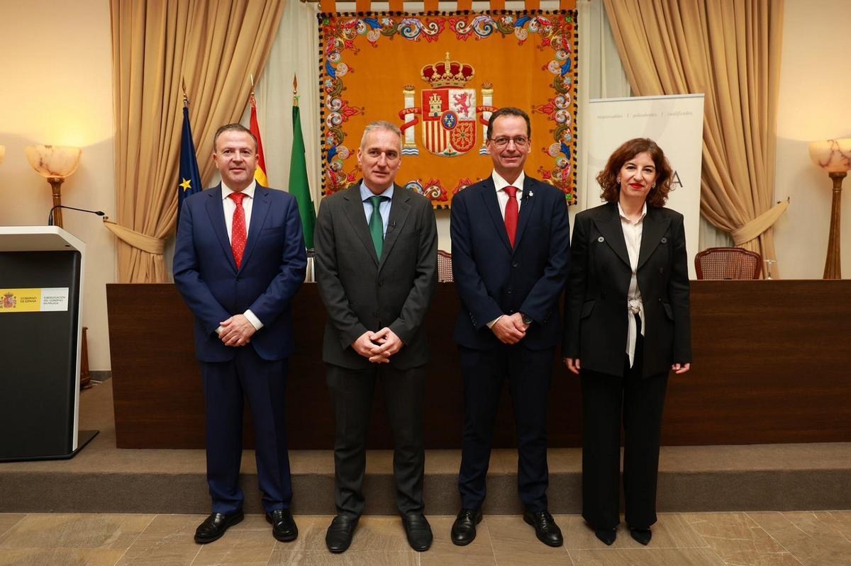 El secretario general de la Subdelegación del Gobierno en Málaga, Iván Banderas; el presidente del Colegio Oficial de Gestores Administrativos de Málaga, Daniel Quijada, y la jefa provincial de Tráfico en Málaga, Aida Vilaret; y