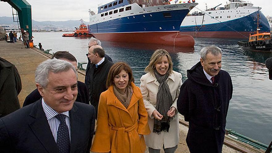 Fragueiro, Caballero, Espinosa, Gallego y Ameijeiras, en la botadura del &quot;Intermares&quot;, al fondo.