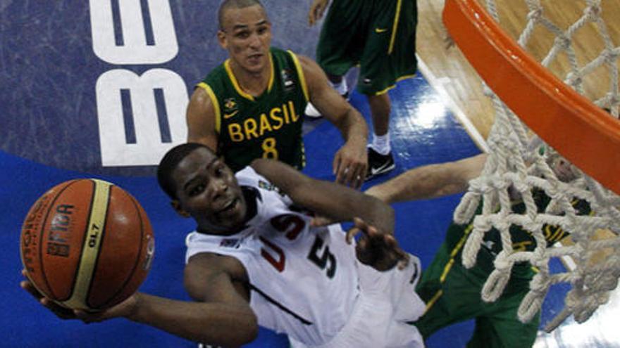 Kevin Durant intenta anotar ante la mirada de los brasileños Alex García y Murilo Becker