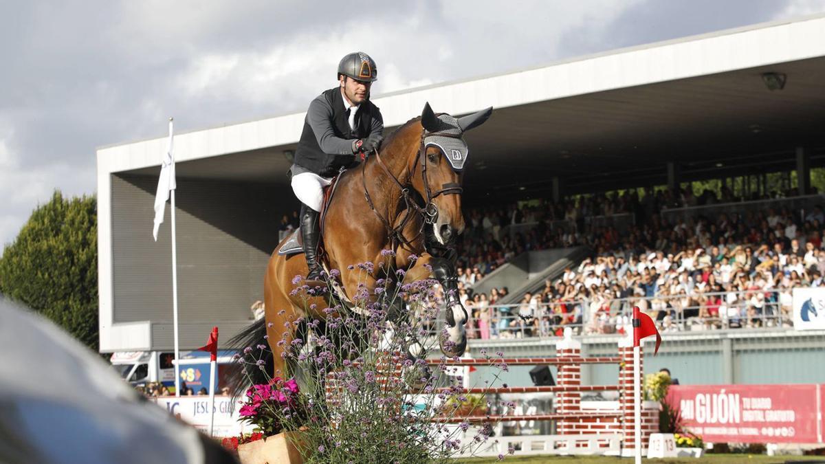 Un salto en el Gijón Horse Jumping del año pasado en Las Mestas. | Ángel González