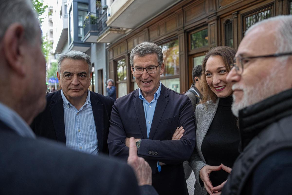 Alberto Núñez Feijóo, con el cabeza de cartel del PP en las elecciones vascas, Javier de Andrés, y otros dirigentes de la formación, este jueves en San Sebastián.