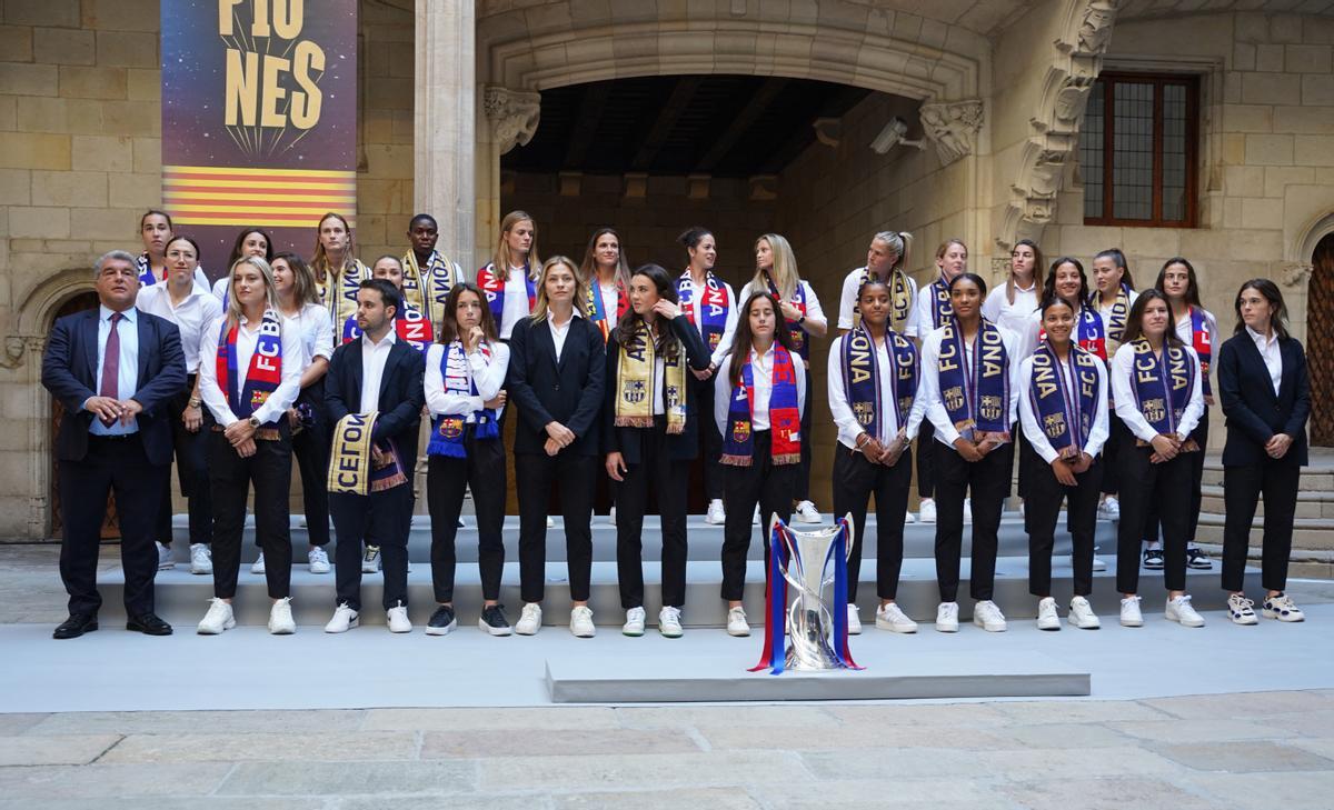 El Barça femenino celebra en la plaça Sant jaume