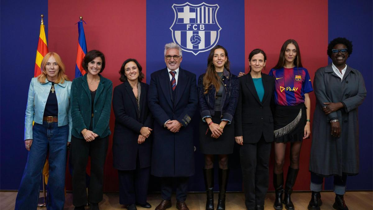 La subdirectora de SPORT, Iulene Servent, estuvo en el palco de Montjuïc para presenciar el clásico con el directivo Xavi Puig y mujeres referentes en sus ámbitos