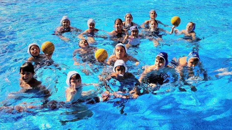 Niños del campus de waterpolo Marina Casado. // FdV