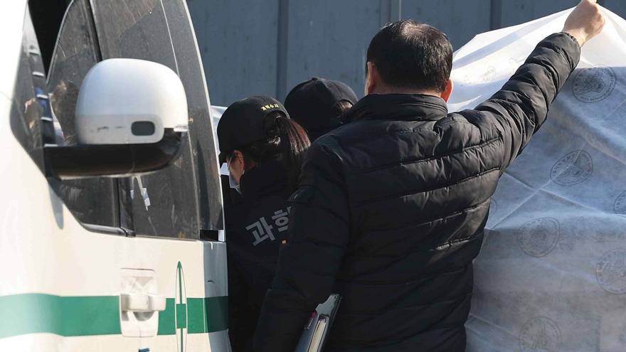 La policía investiga el coche en el que se encontró el cadáver de Lee Sun-kyun.