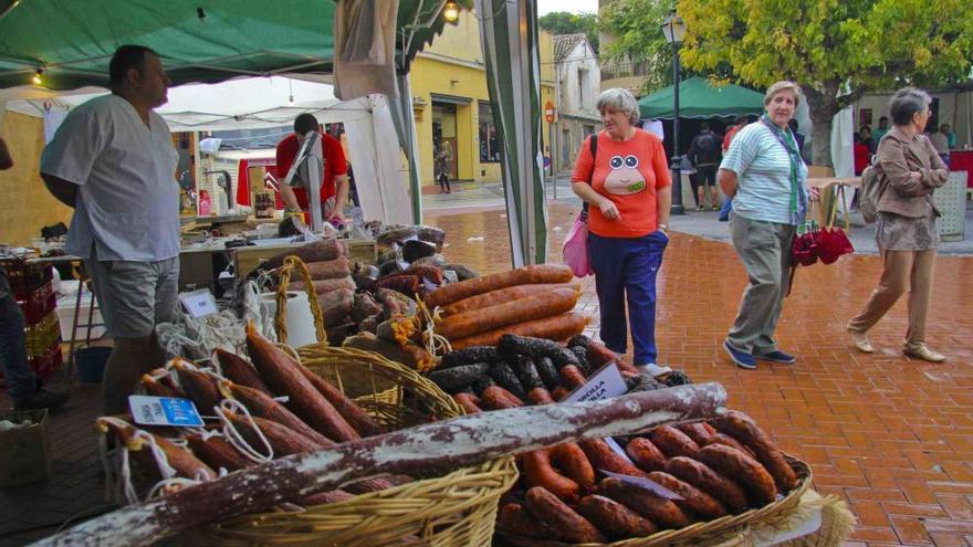 La feria ha tenido animación pese a la lluvia del sábado.