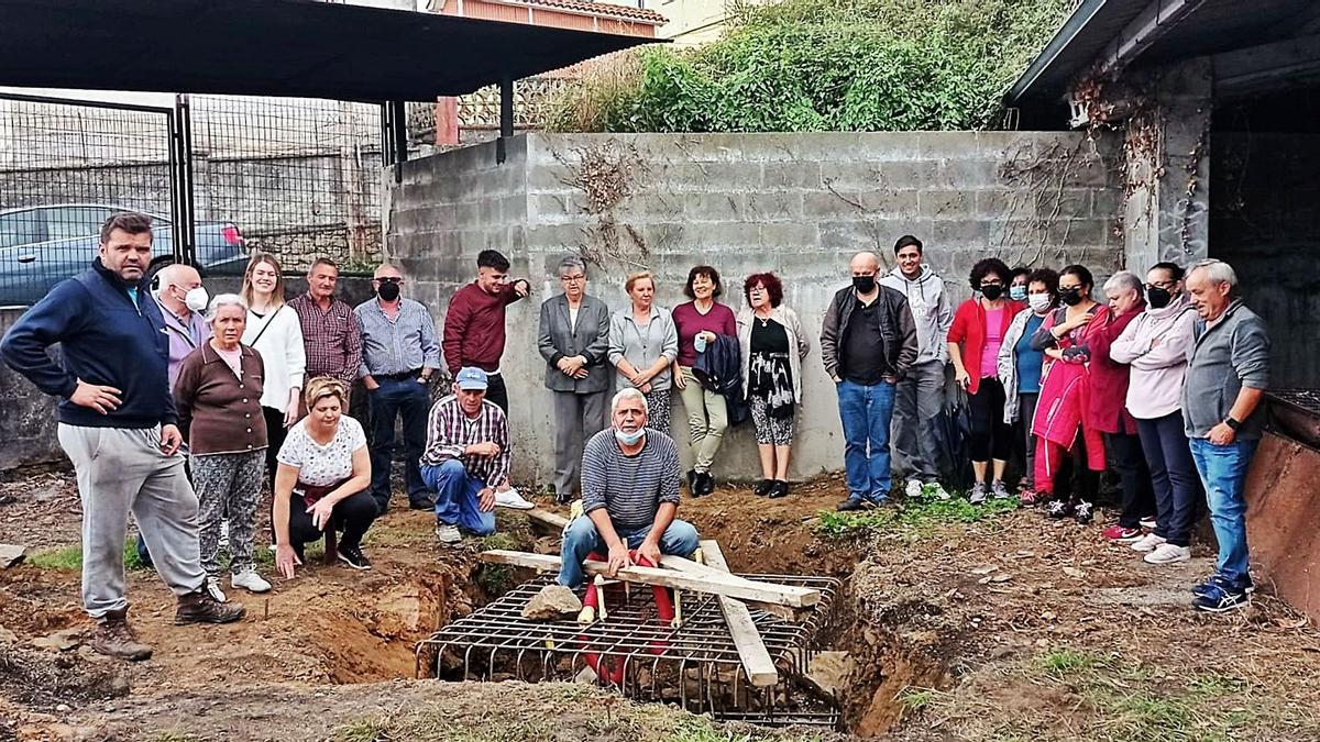 Vecinos que se reunieron el pasado sábado para tomar medidas tras ver la cimentación en el campo de la fiesta de su propiedad en Peiraio. |   // L.O.