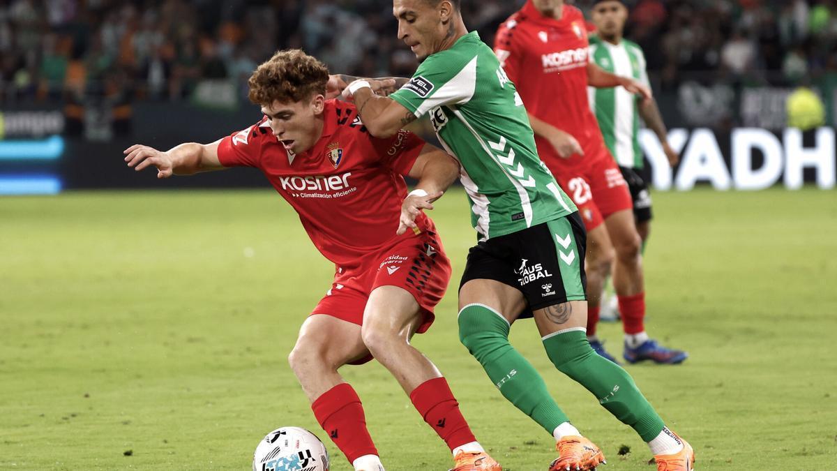 El delantero de Osasuna, Victor Muñoz, protege el balón ante el delantero brasileño del Betis, Antony, durante el encuentro correspondiente a la jornada 7 de Laliga EA Sports que disputaron Betis y Osasuna en el estadio de La Cartuja
